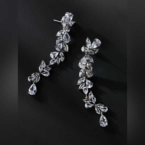 SHASHI Jewelry - Shashi fallen leaf crystal earring